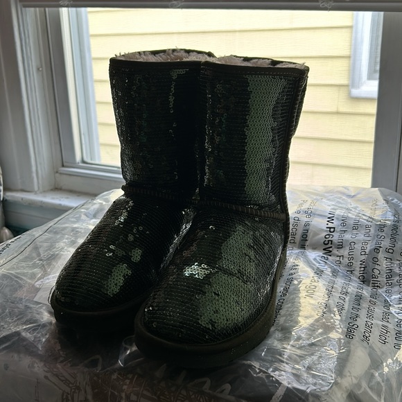 Sequence green UGGs size 7 - Picture 2 of 6